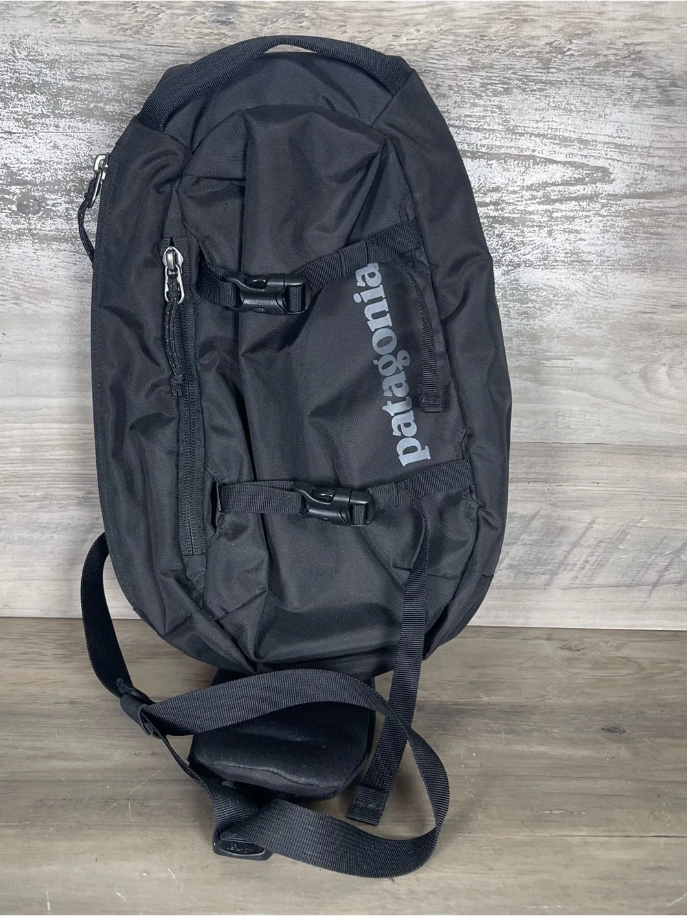 Patagonia Black Atom Sling Bag 8L Mini Padded Pocket Backpack Travel Hiking